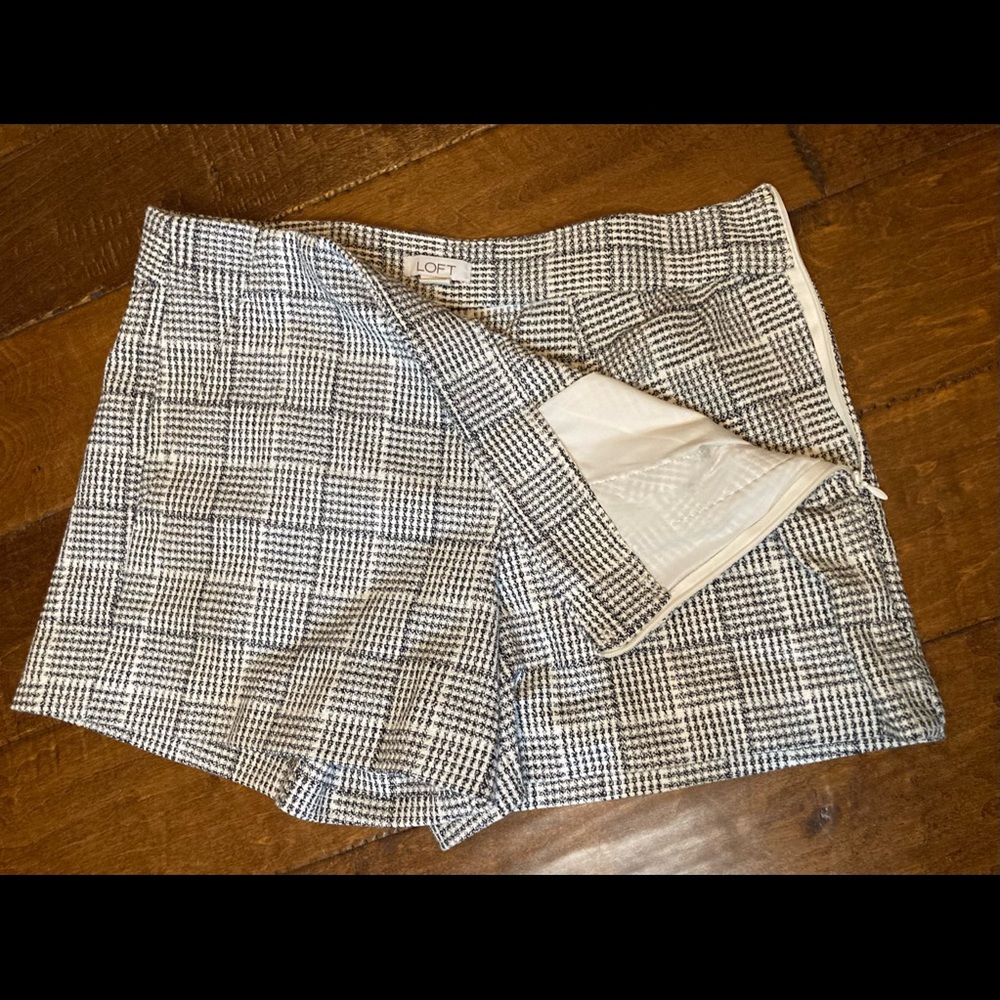 Loft size 4 dress shorts black and white print 4 inch inseam